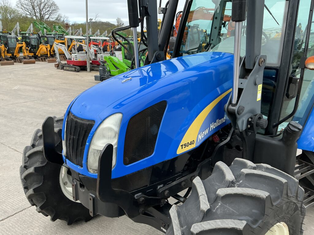 New Holland T5040 Tractor (ST25992)