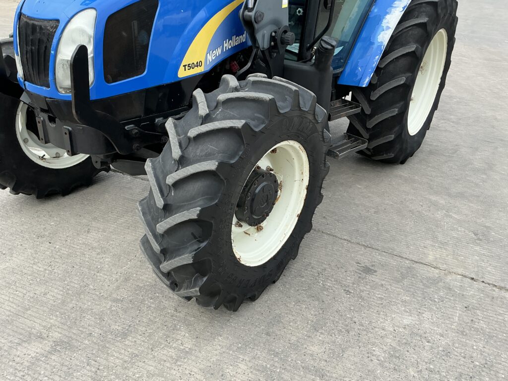 New Holland T5040 Tractor (ST25992)