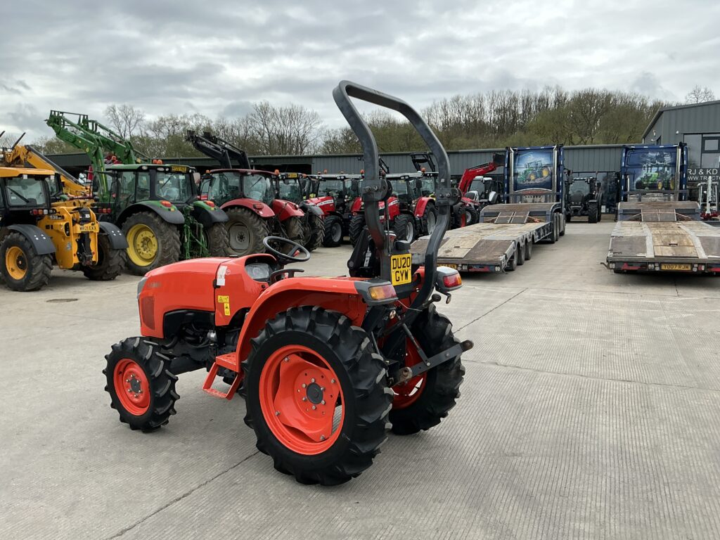 Kubota L1361 Compact Tractor (ST26384)