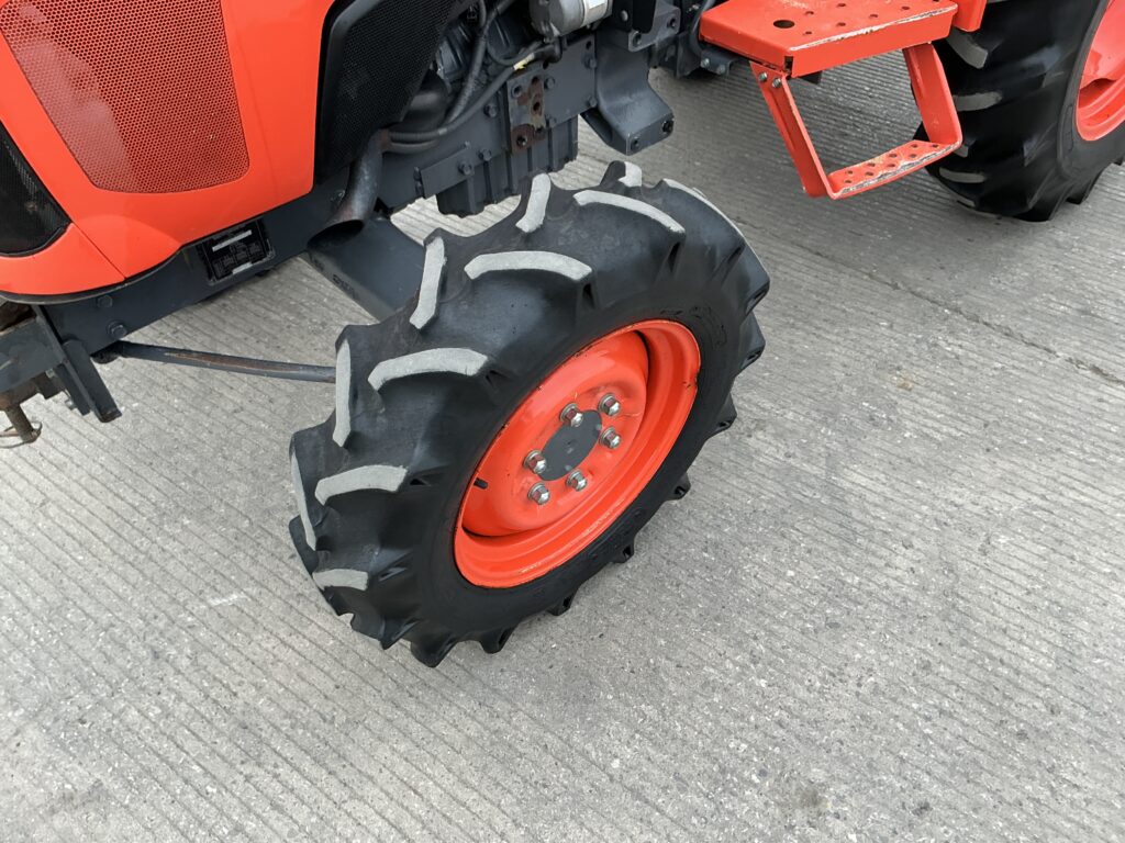 Kubota L1361 Compact Tractor (ST26384)