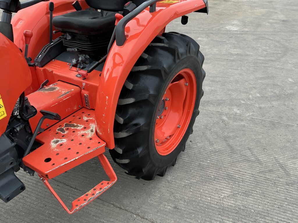 Kubota L1361 Compact Tractor (ST26384)
