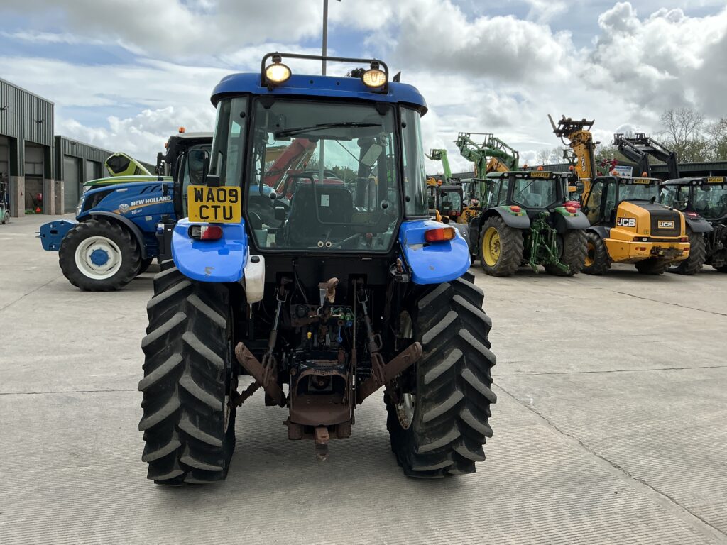 New Holland TD5010 Tractor (ST26135)