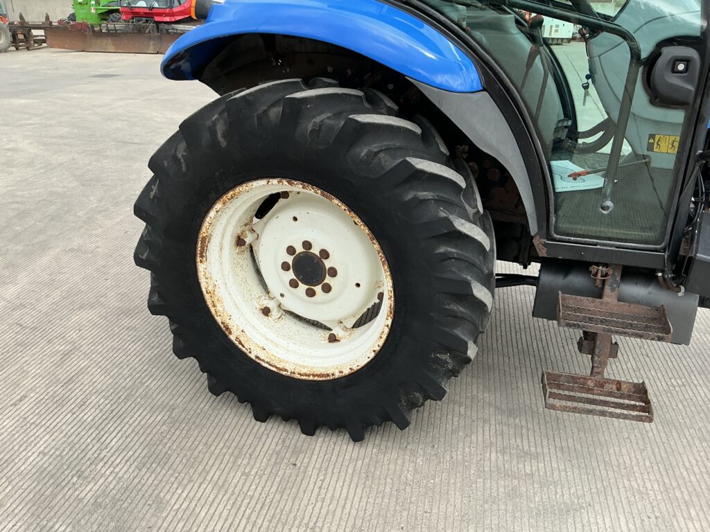 New Holland TD5010 Tractor (ST26135)
