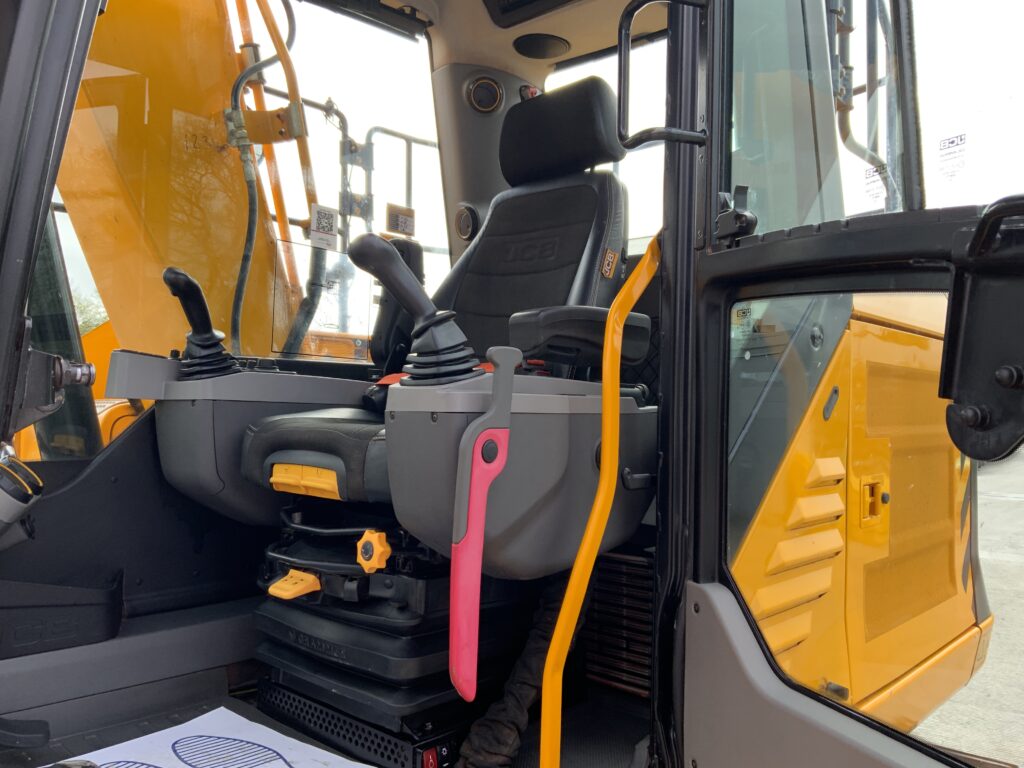 JCB 140X LC Digger (ST26182)