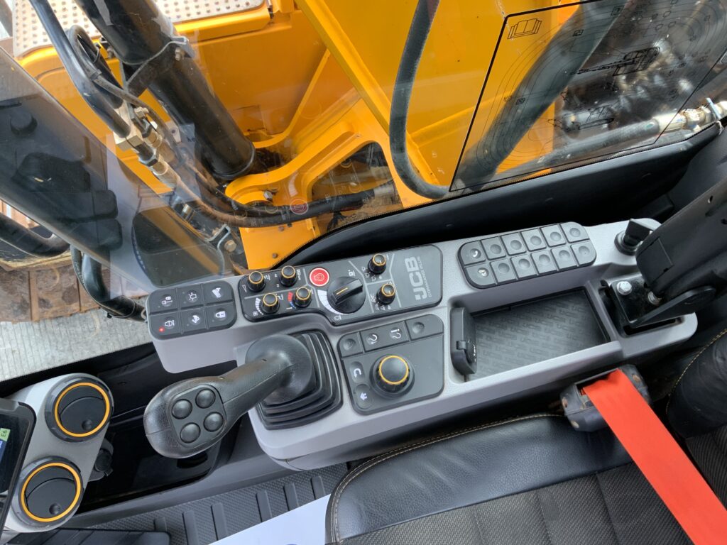 JCB 140X LC Digger (ST26182)