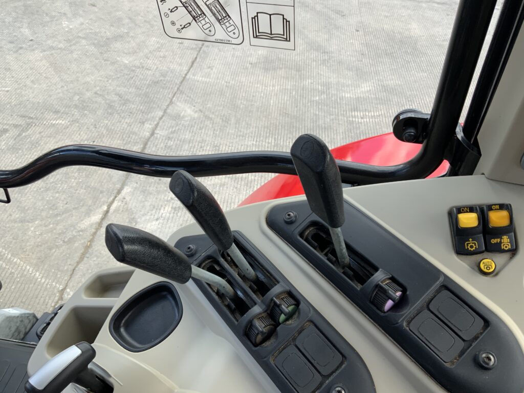 Massey Ferguson 5713S Dyna4 Tractor (ST26492)