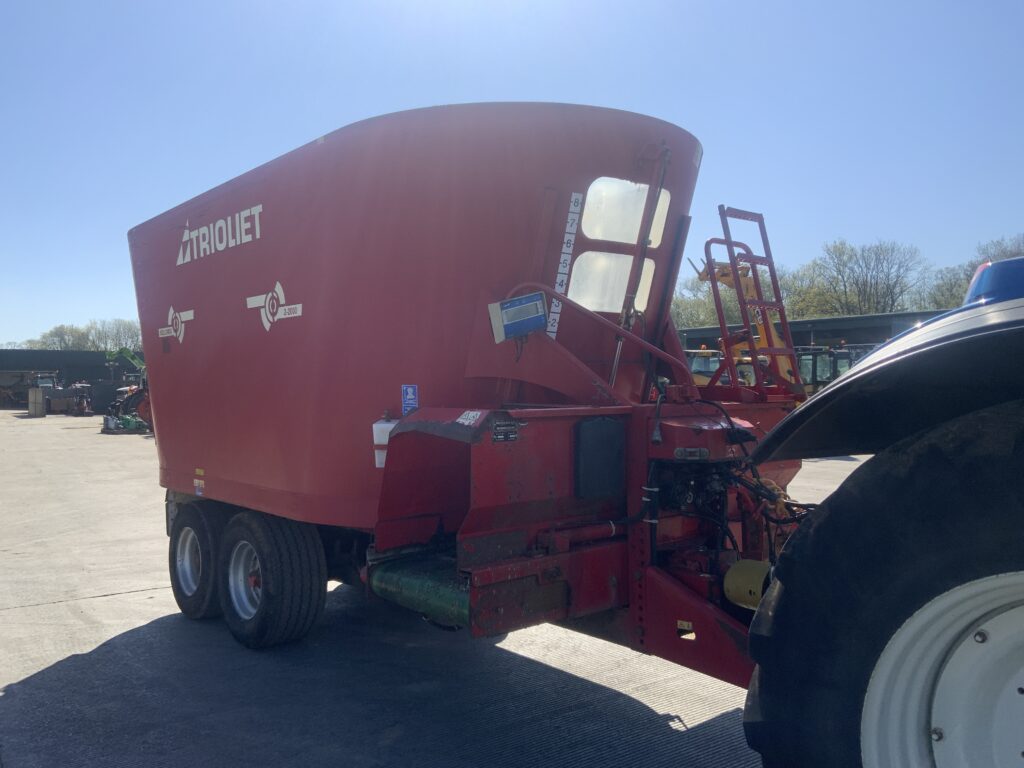 Triolet Solomix 2-2000 Twin Axle Mixer Wagon (ST26436)