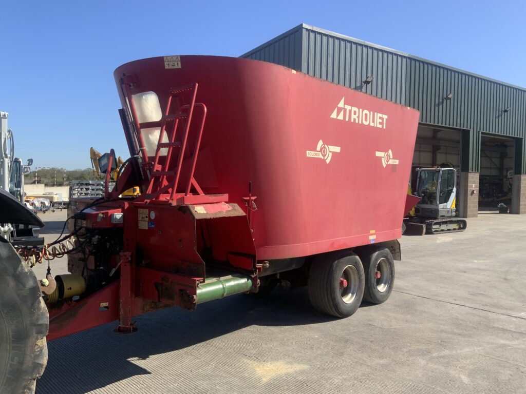 Triolet Solomix 2-2000 Twin Axle Mixer Wagon (ST26436)