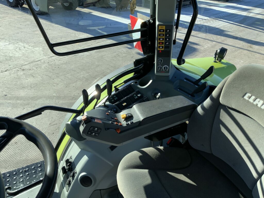 Claas 650 Arion Tractor (ST25367)