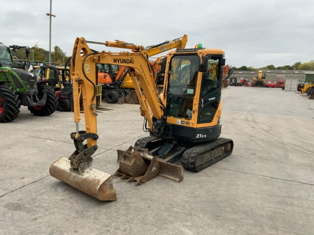 hyundai-robex-27z-9-digger-st24418-copy-auto-draft-img-2731-2048x1536-1