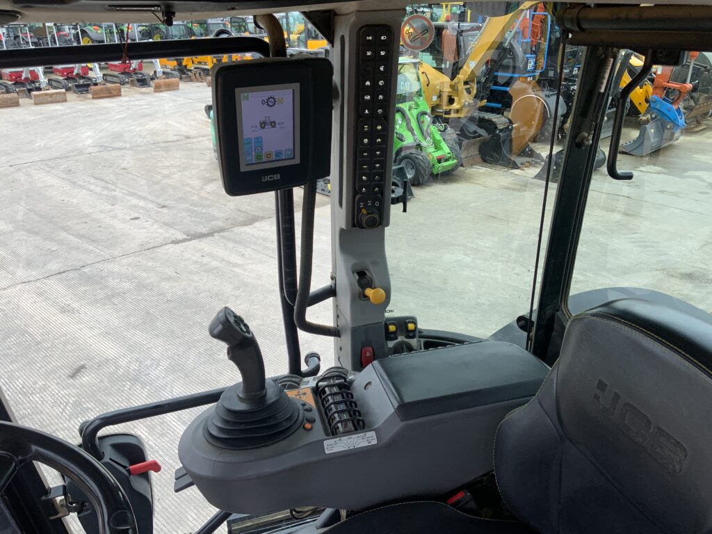 JCB 4220 Fastrac Tractor (ST26288)