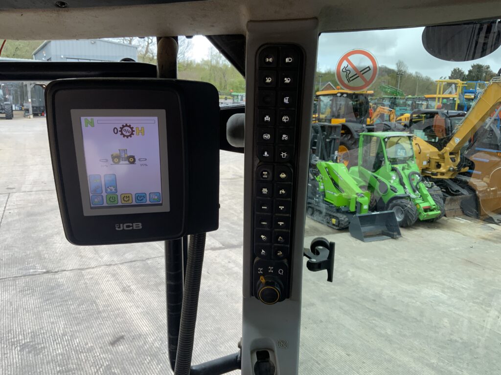 JCB 4220 Fastrac Tractor (ST26288)