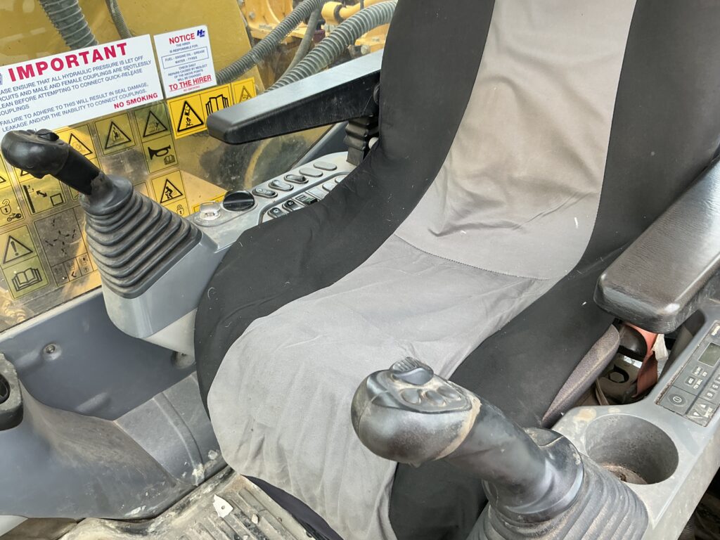 Komatsu PC210 LC-10 Plus Digger