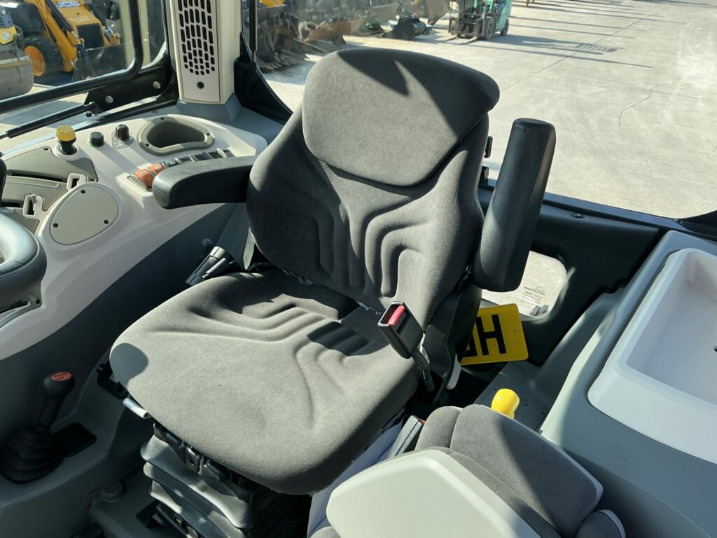 Landini 4-090 Loader Tractor (ST25977)