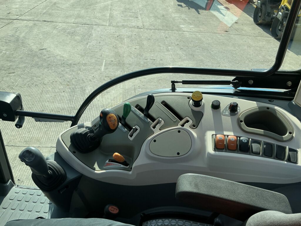 Landini 4-090 Loader Tractor (ST25977)