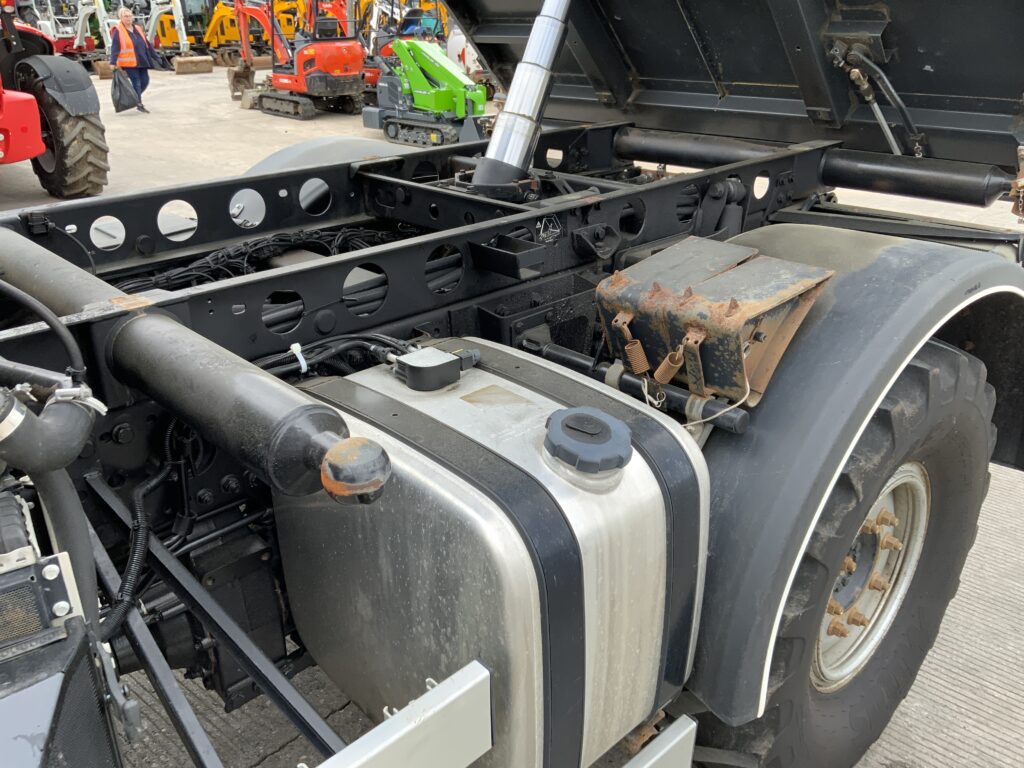 Mercedes-Benz Unimog U318 (ST25547)