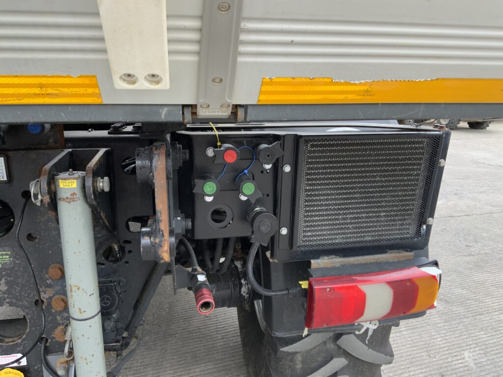 Mercedes-Benz Unimog U318 (ST25547)