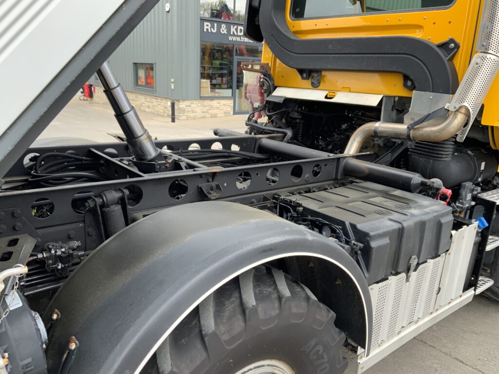 Mercedes-Benz Unimog U318 (ST25547)