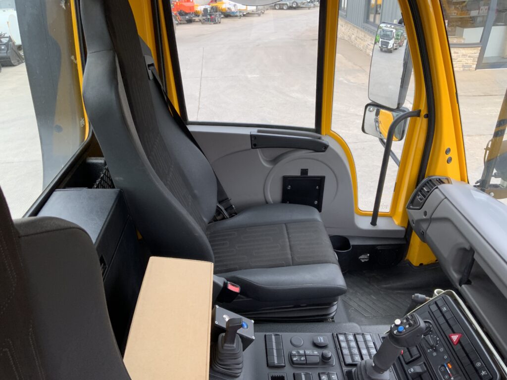 Mercedes-Benz Unimog U318 (ST25547)