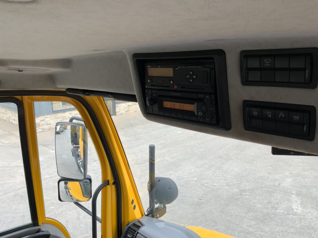 Mercedes-Benz Unimog U318 (ST25547)