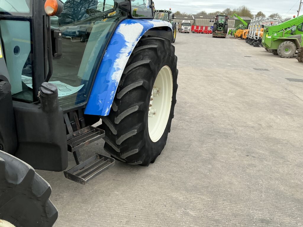 New Holland T5040 Tractor (ST25992)