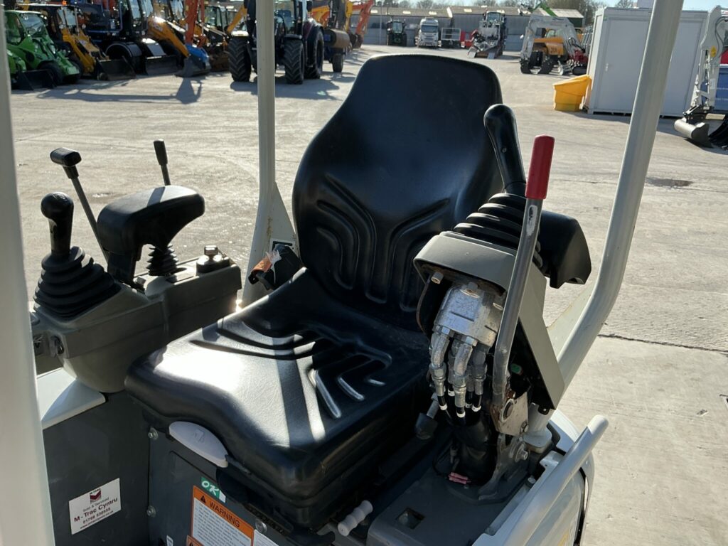 Takeuchi TB217R Digger (ST26309)