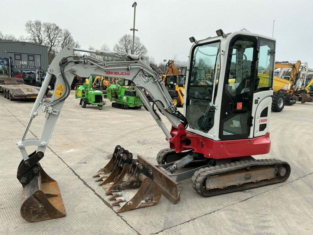 Takeuchi TB325R Digger (ST25898)