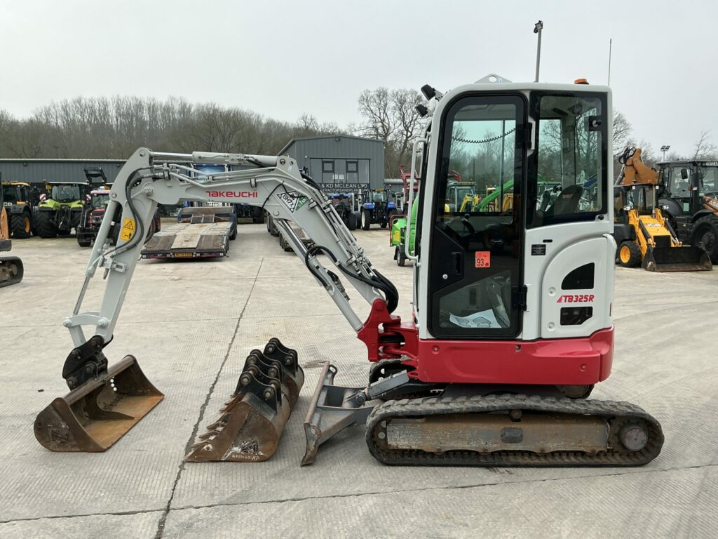 Takeuchi TB325R Digger (ST25898)