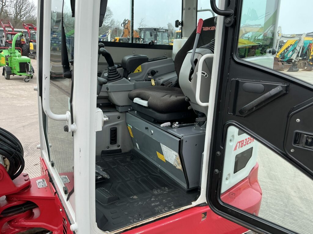 Takeuchi TB325R Digger (ST25898)