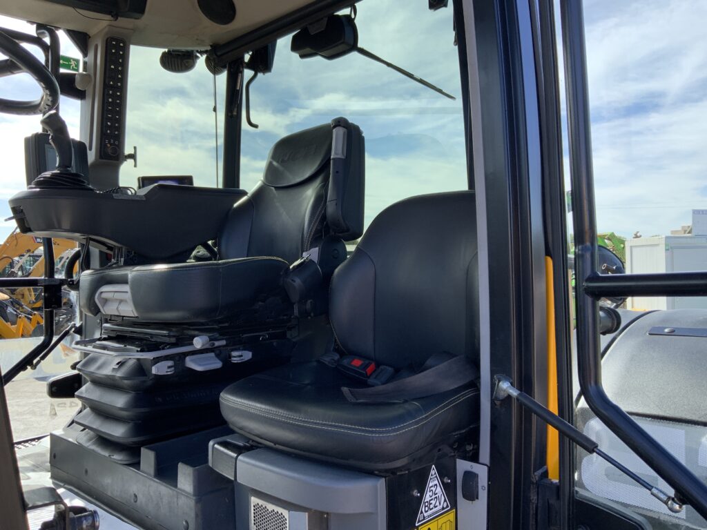 JCB 4220 Fastrac Tractor (ST26453)