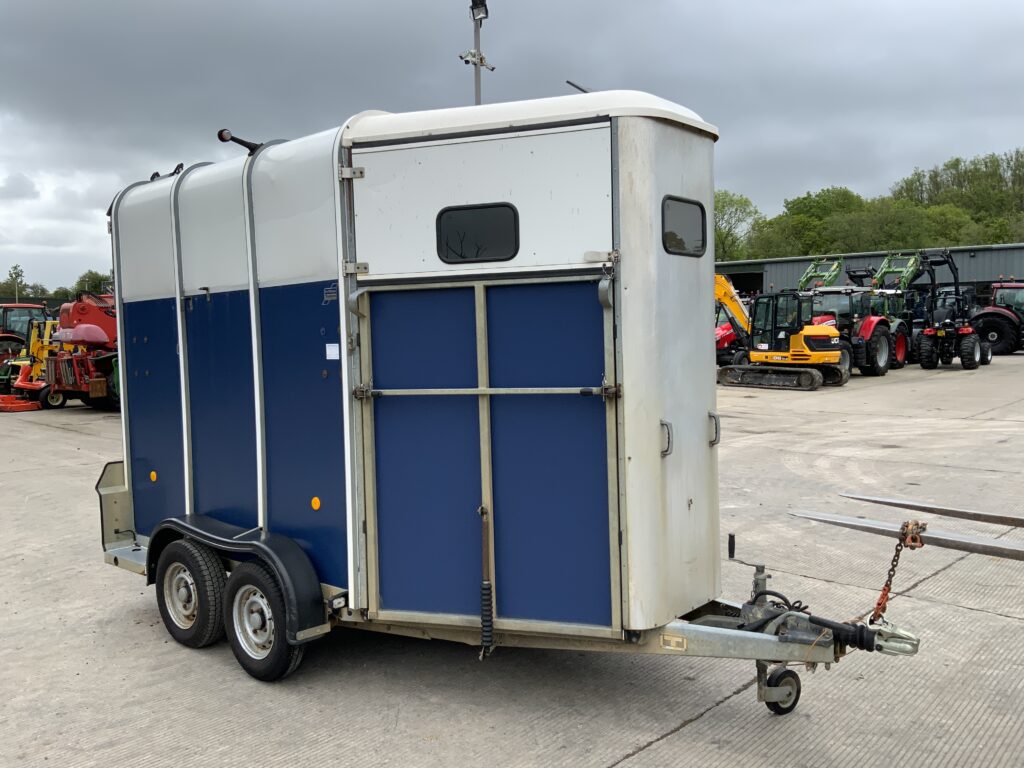 Ifor Williams HB510R Twin Axle Horse Box Trailer