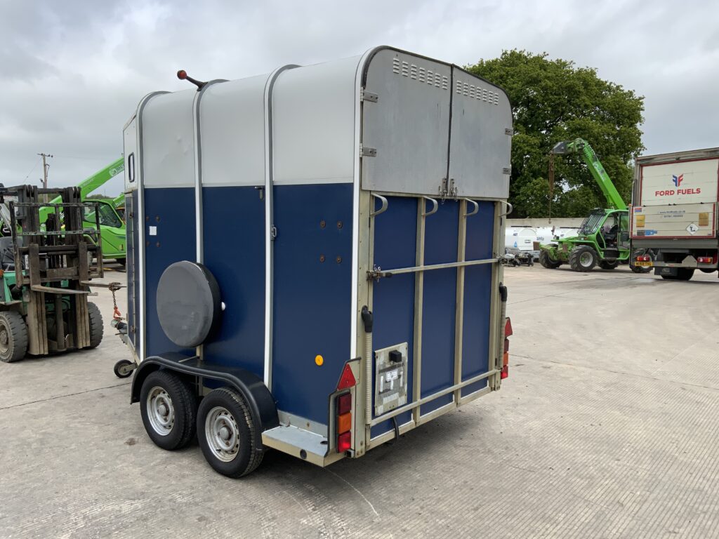 Ifor Williams HB510R Twin Axle Horse Box Trailer