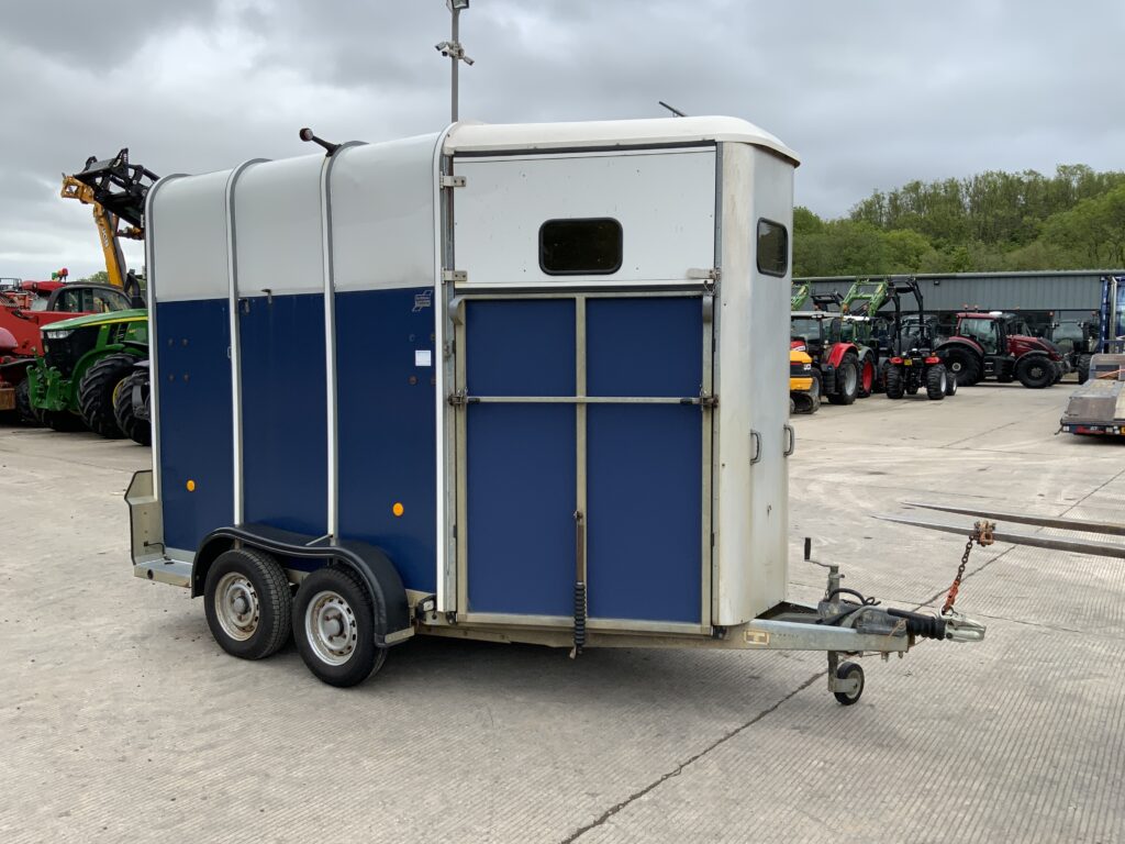 Ifor Williams HB510R Twin Axle Horse Box Trailer