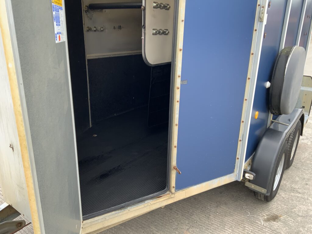 Ifor Williams HB510R Twin Axle Horse Box Trailer