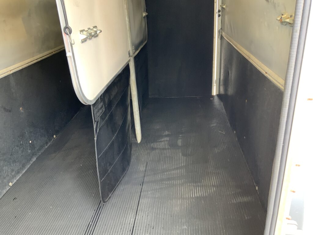Ifor Williams HB510R Twin Axle Horse Box Trailer