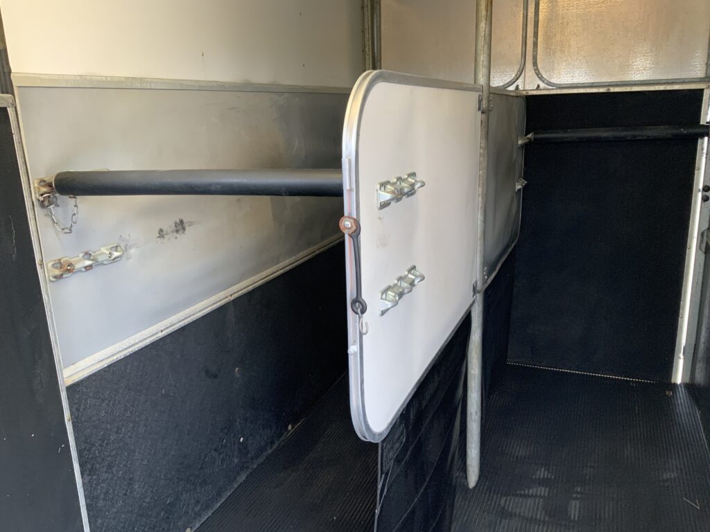 Ifor Williams HB510R Twin Axle Horse Box Trailer