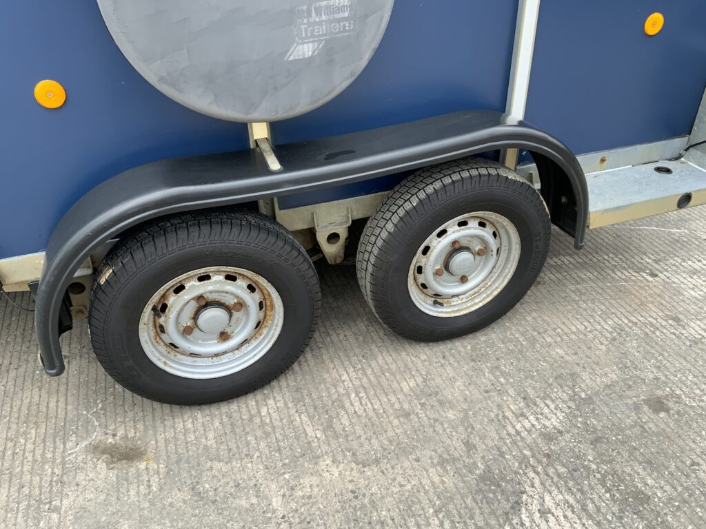 Ifor Williams HB510R Twin Axle Horse Box Trailer