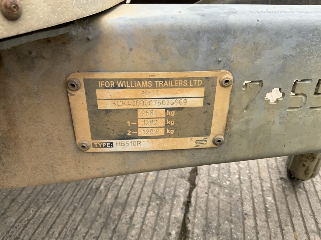 Ifor Williams HB510R Twin Axle Horse Box Trailer