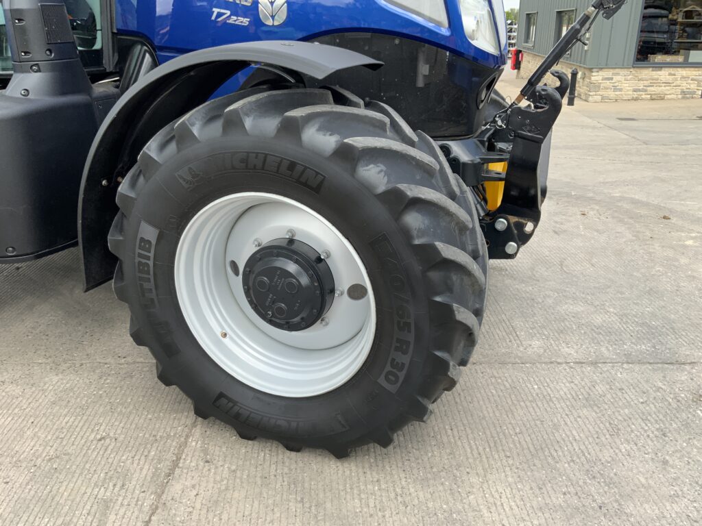 New Holland T7.225 Blue Power Tractor (ST26639)