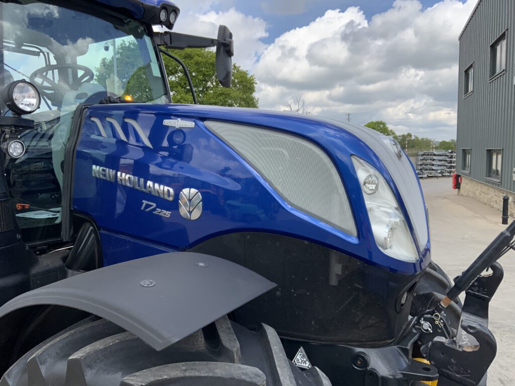 New Holland T7.225 Blue Power Tractor (ST26639)