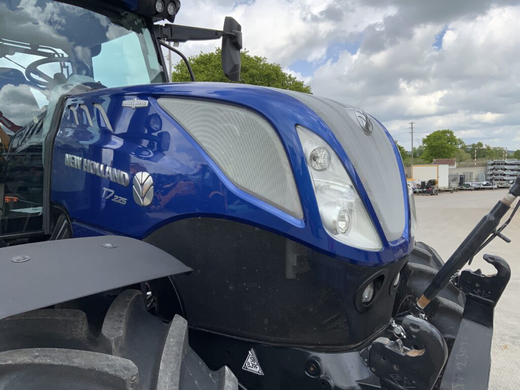 New Holland T7.225 Blue Power Tractor (ST26639)