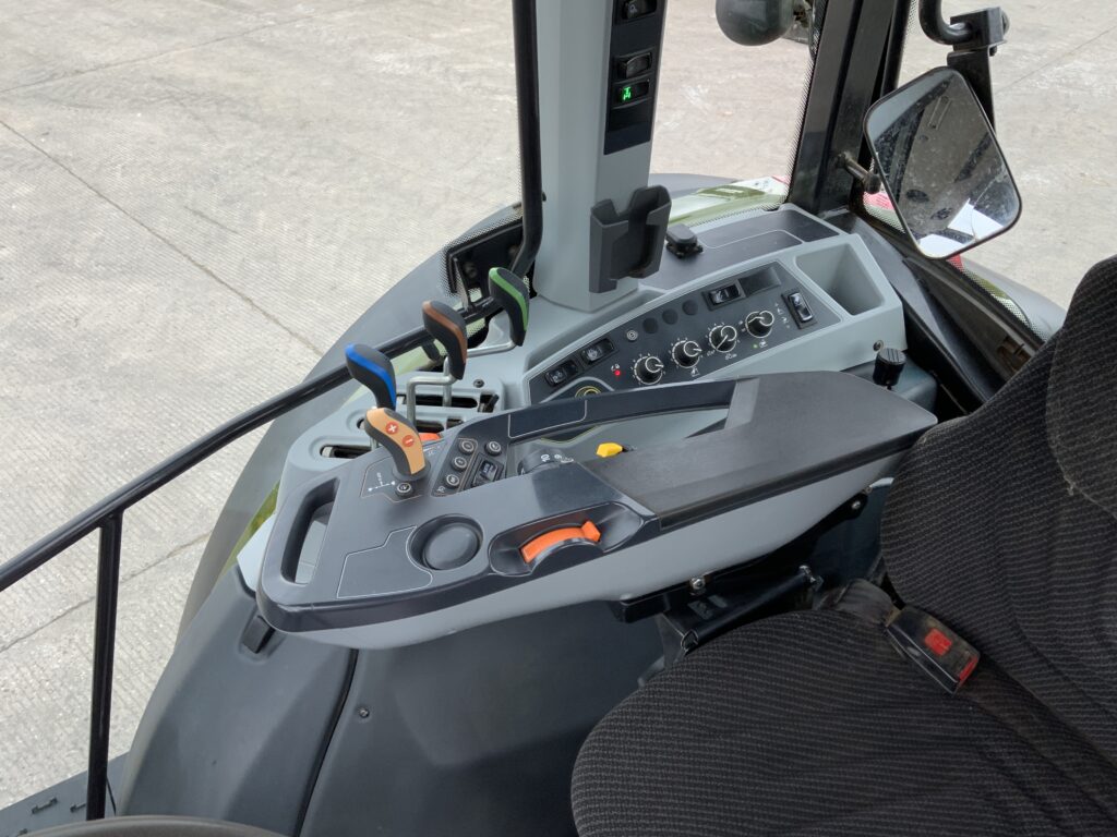 Valtra G135 Active Tractor (ST26596)