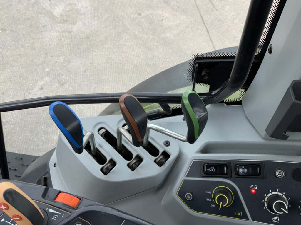 Valtra G135 Active Tractor (ST26596)