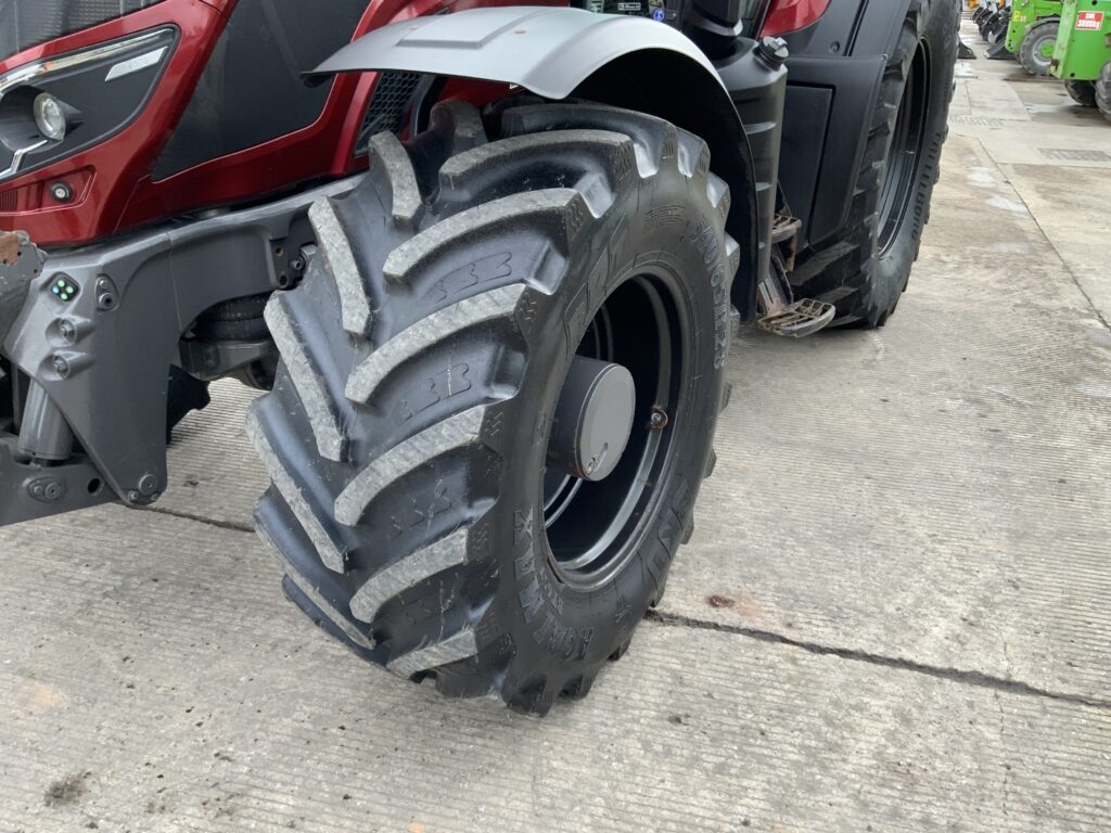 Valtra T174 Versu Unlimited Tractor (ST26322)
