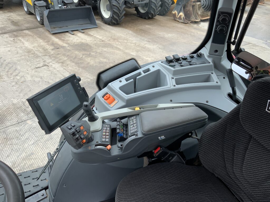 Valtra T174 Versu Unlimited Tractor (ST26322)