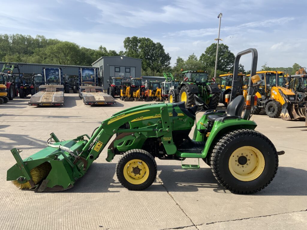 John Deere 3520 Compact Tractor (ST26871)