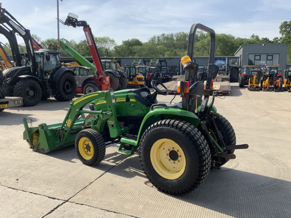 John Deere 3520 Compact Tractor (ST26871)