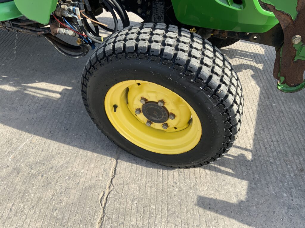 John Deere 3520 Compact Tractor (ST26871)