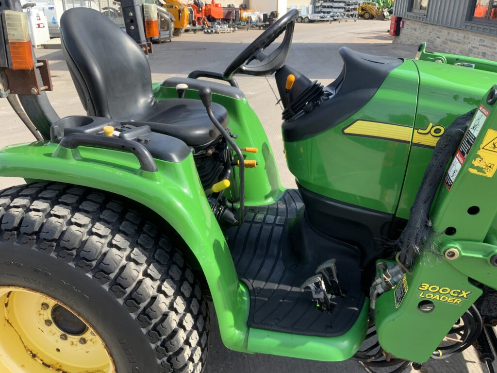 John Deere 3520 Compact Tractor (ST26871)
