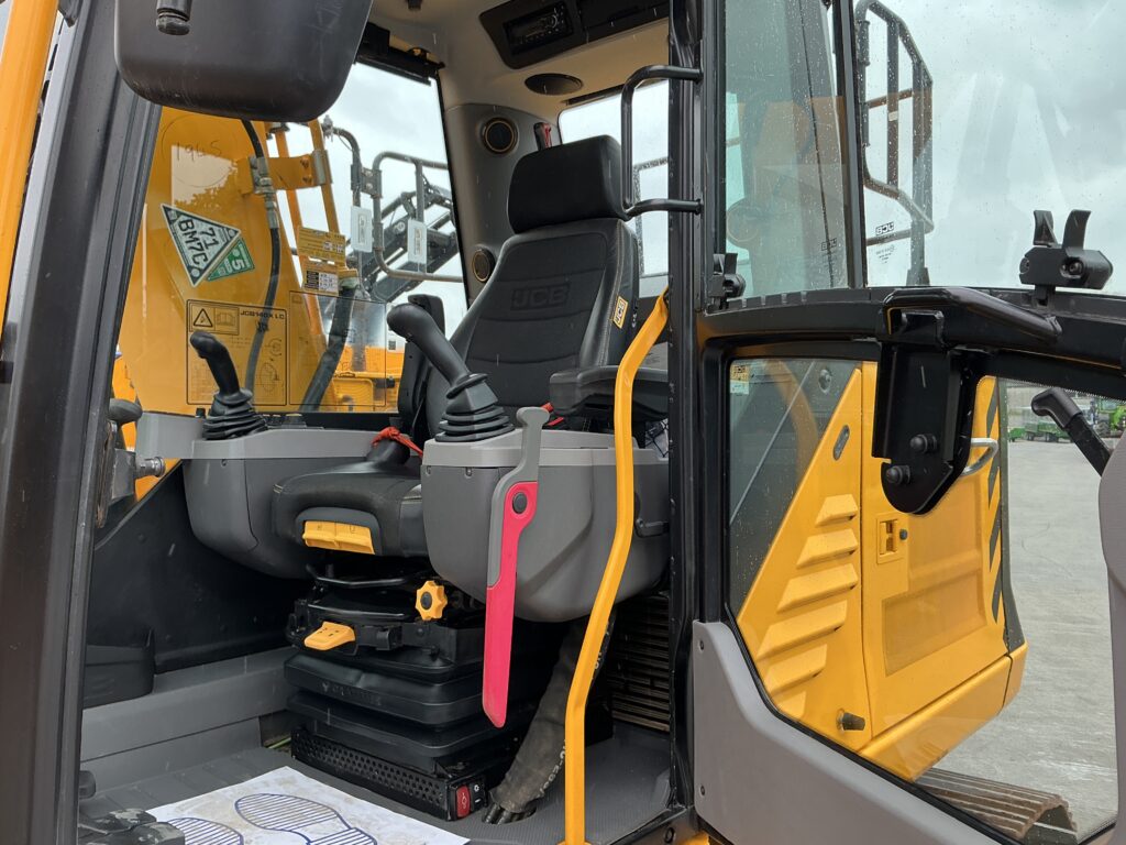 JCB 140X LC Digger (ST26187)